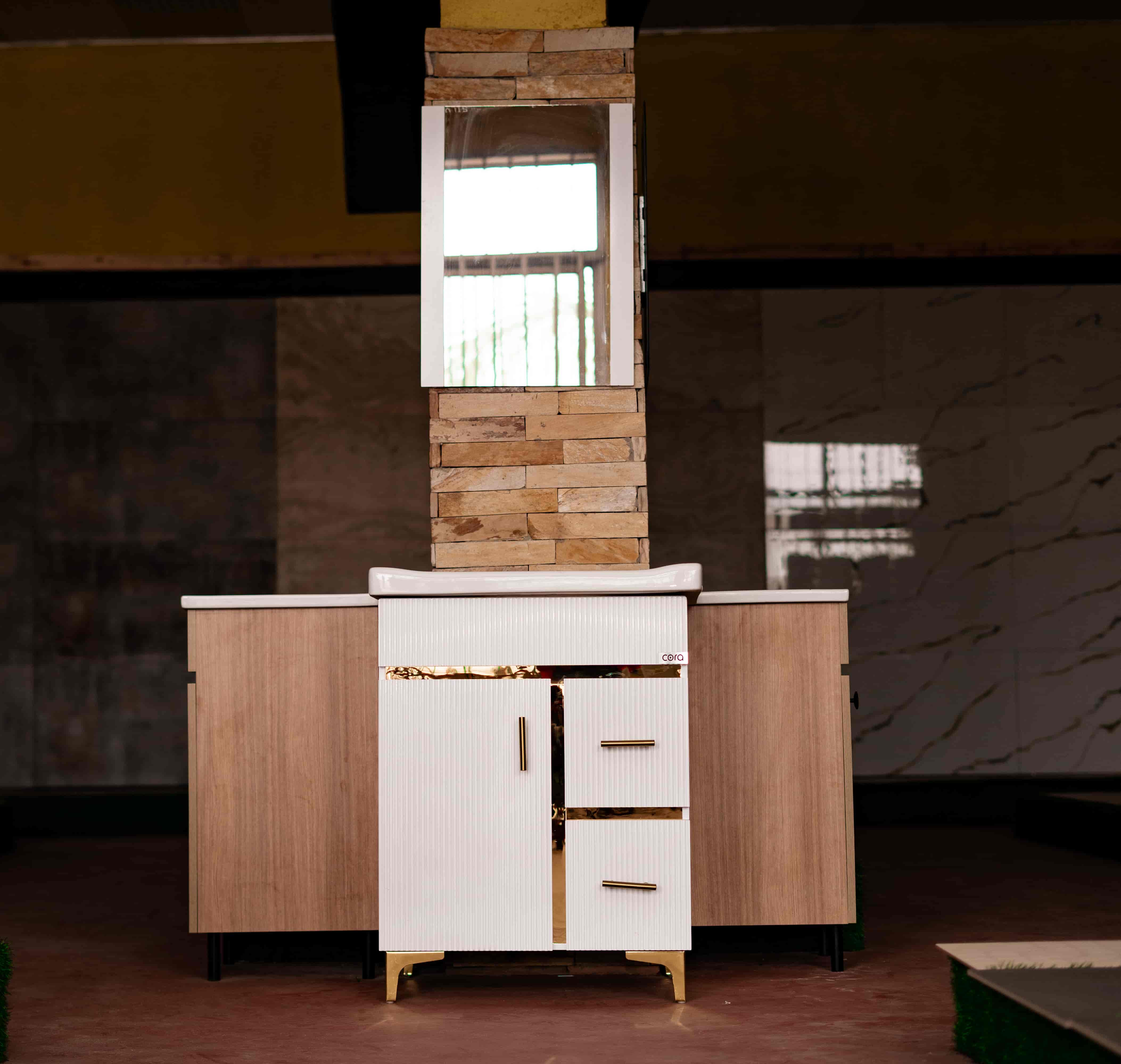 Miroir et meuble sanitaire pour salle de bain au Burundi, bathroom mirror vanity display for building projects in Bujumbura