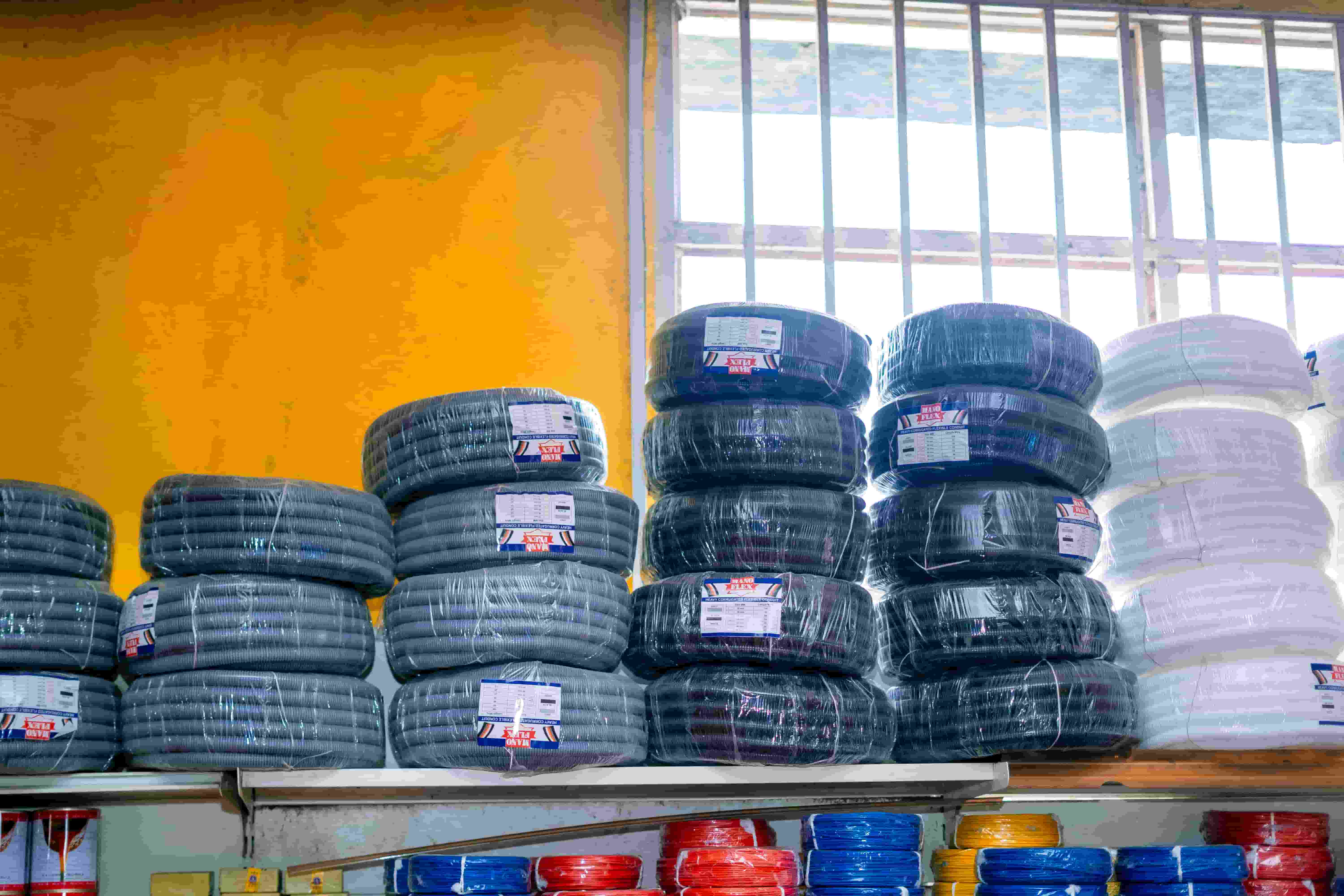 Rouleaux de gaines electriques pour chantier au Burundi