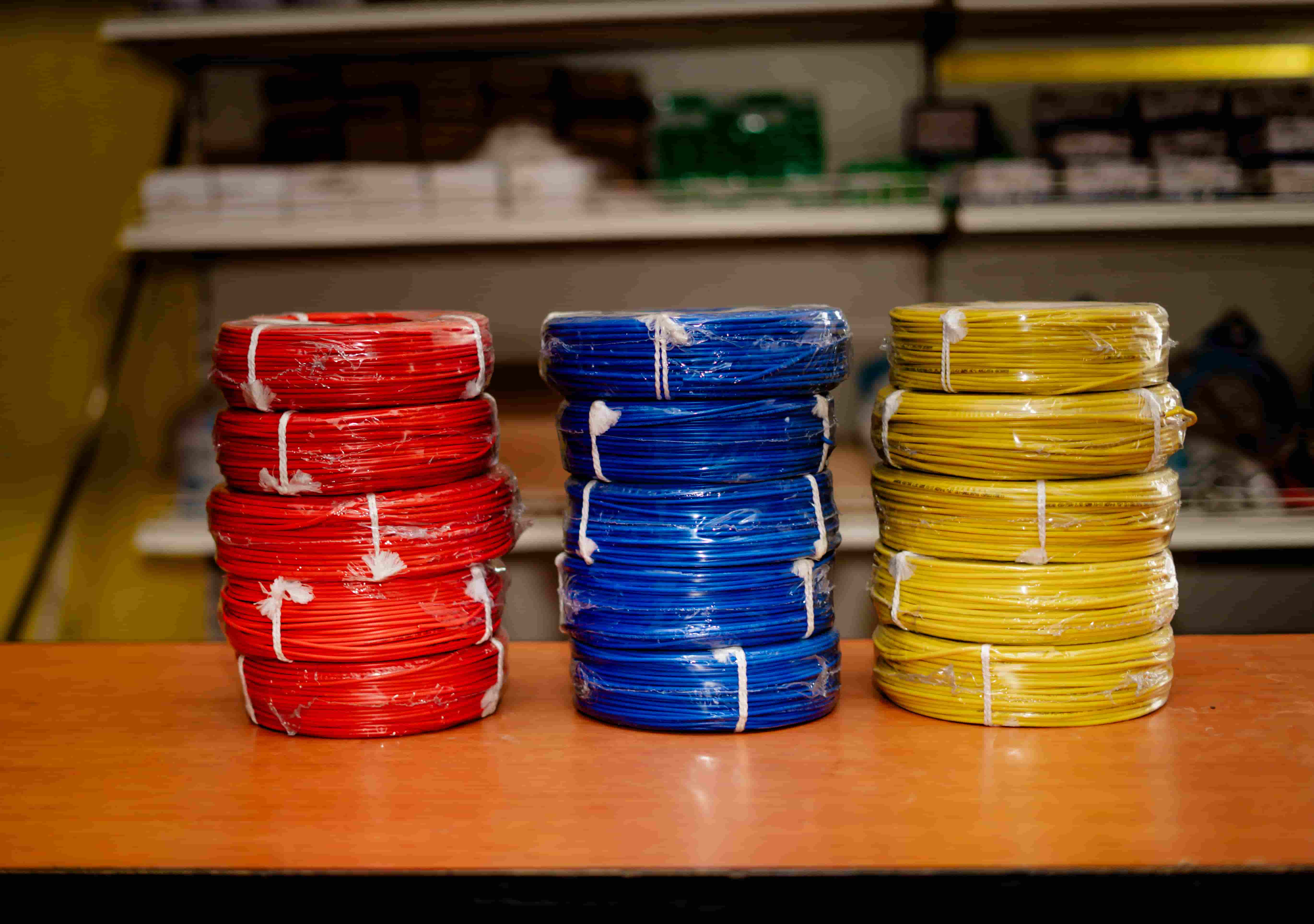 Fils electriques rouge bleu jaune pour construction au Burundi