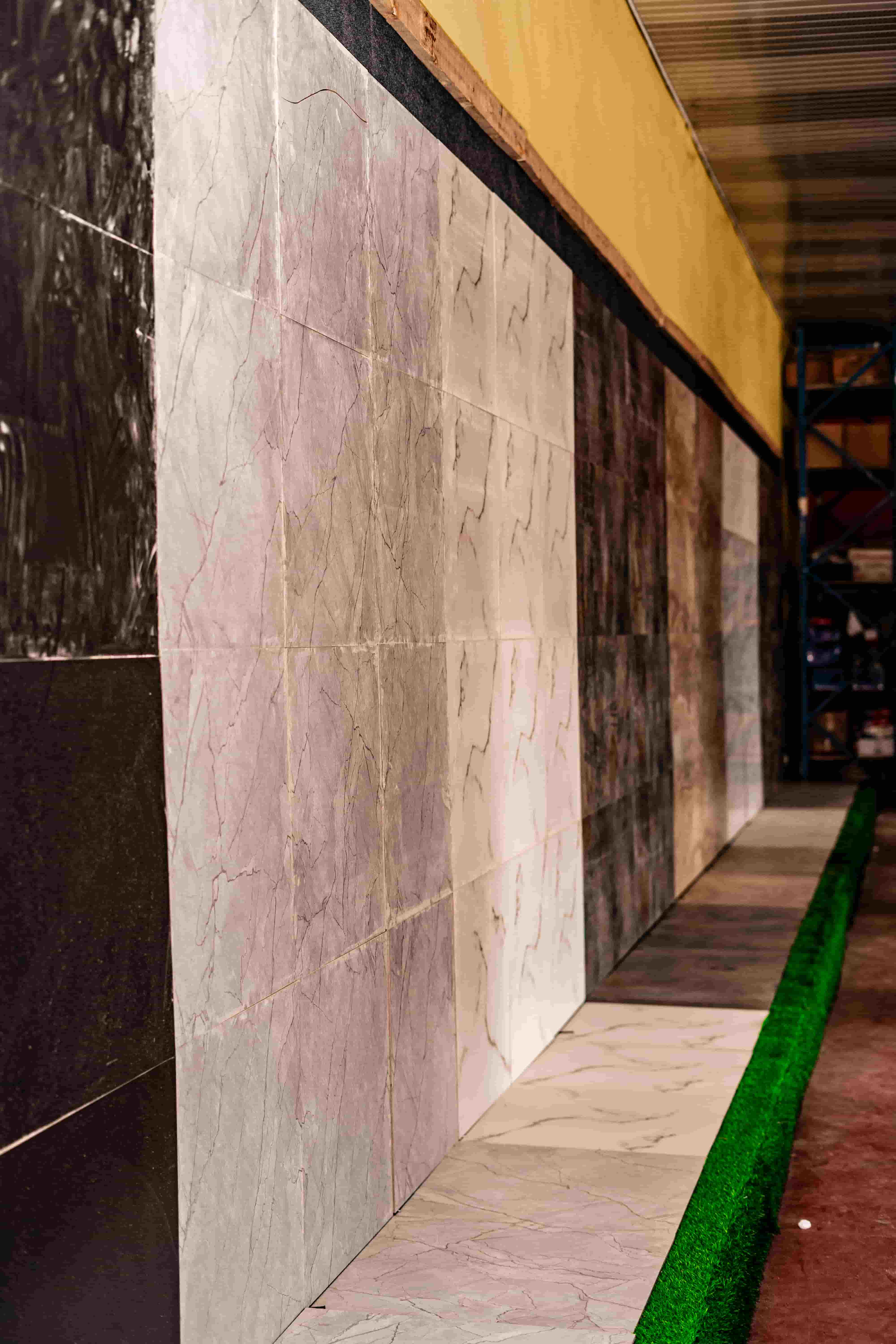 Carreaux effet marbre exposes en showroom au Burundi, marble finish wall tiles for building projects in Burundi