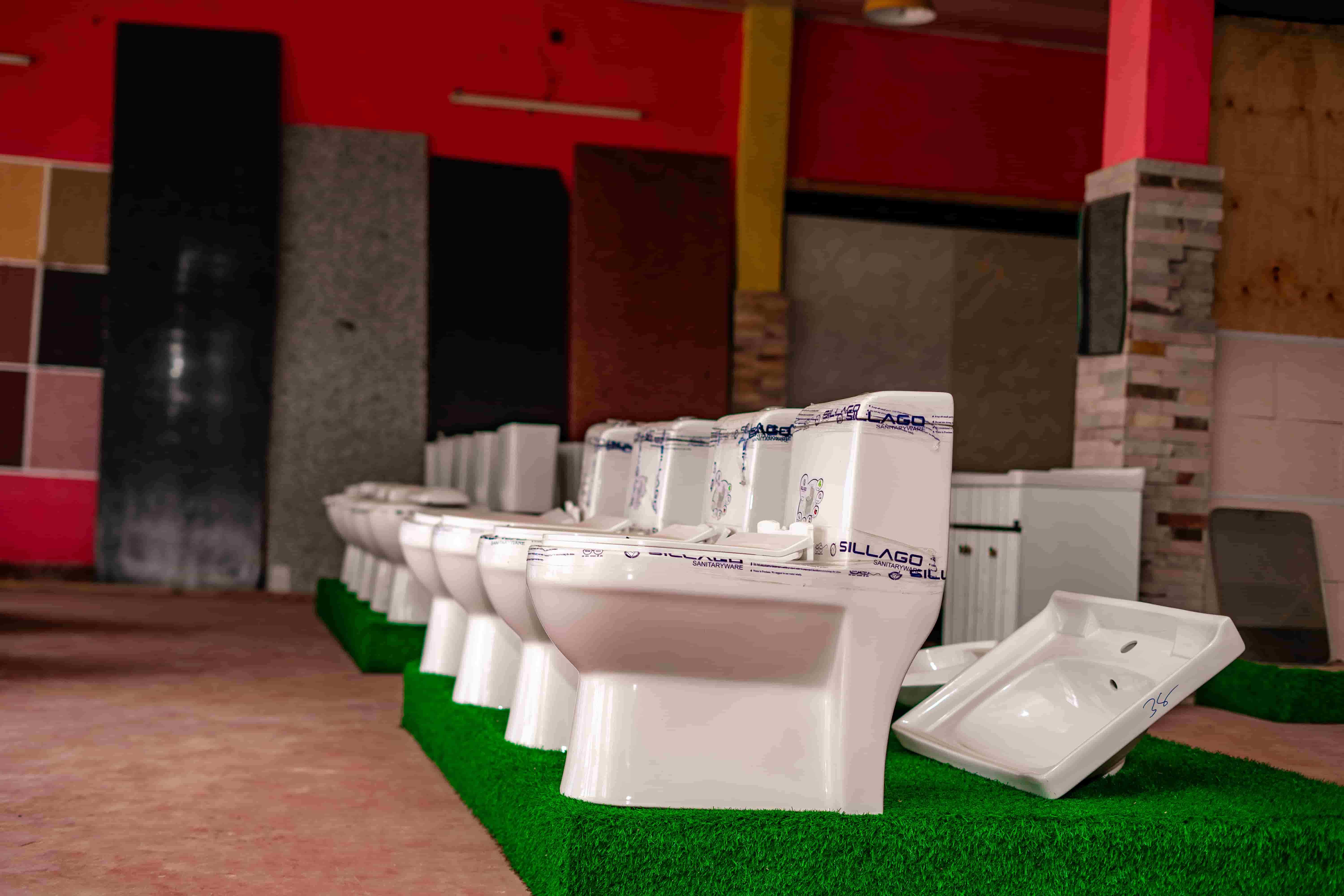 Collection de toilettes modernes pour salle de bain au Burundi, modern toilets showroom in Bujumbura