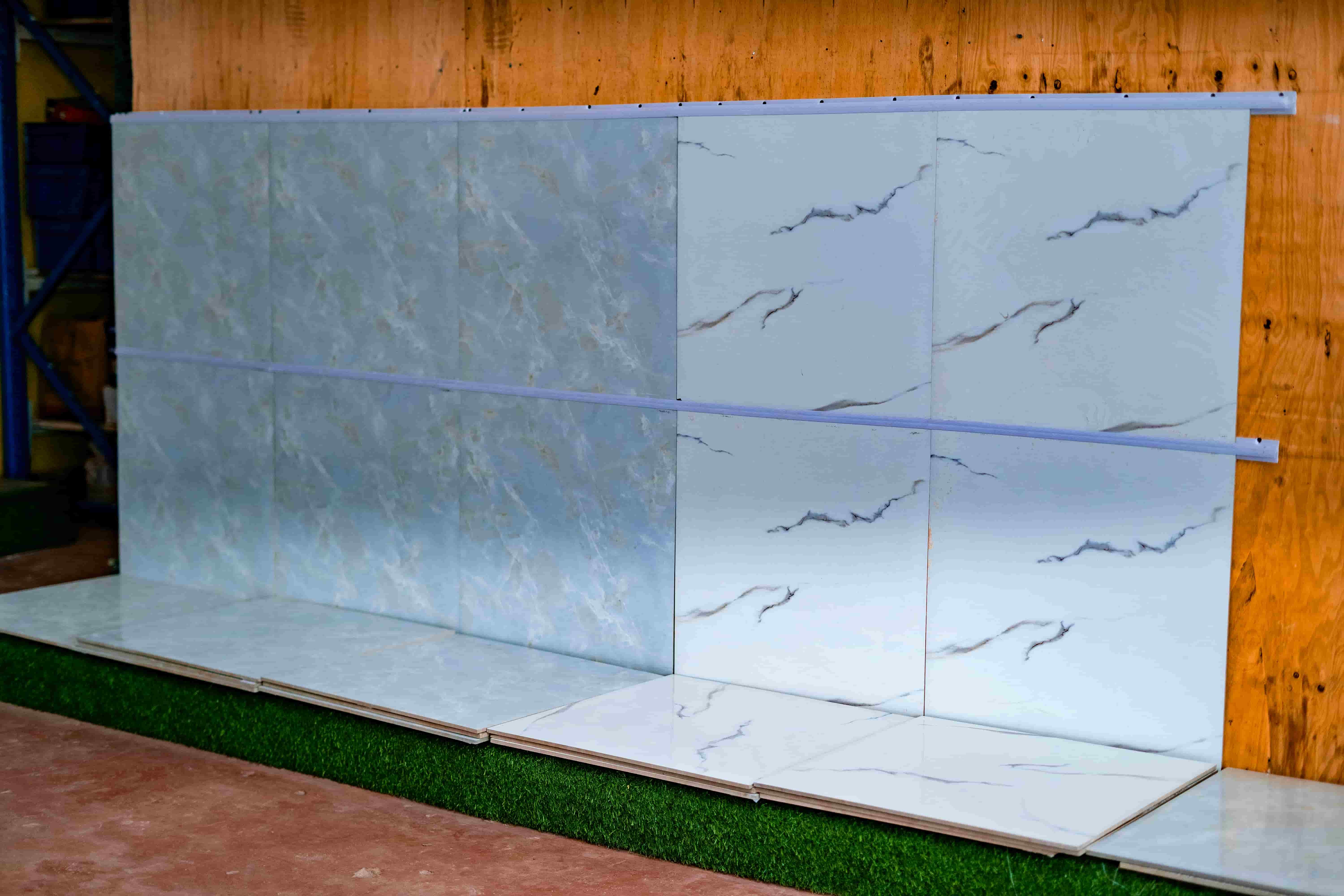 Carreaux blancs brillants pour murs et sols au Burundi, glossy white tiles for construction and renovation in Bujumbura